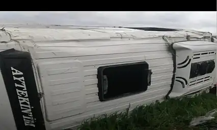 Servis aracı devrildi