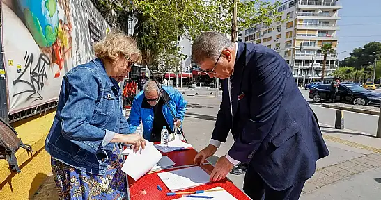 İzmir Atatürk Lisesi'nde imza kampanyası | Başkan Tugay da katıldı