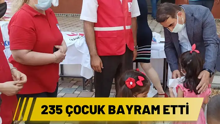 235 çocuğa bayramlık kıyafet hediye edildi