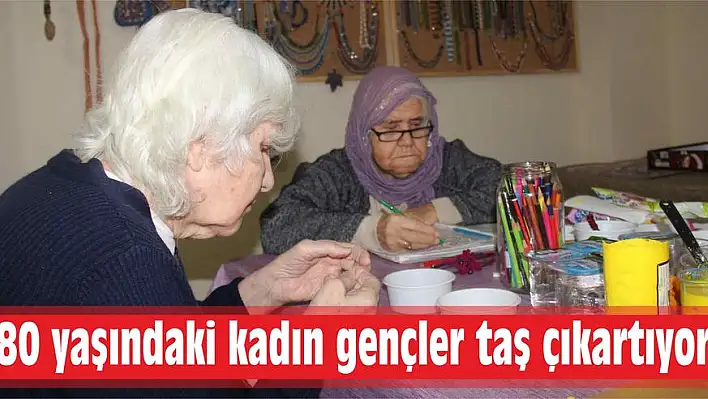 80 yaşındaki kadın gençler taş çıkartıyor