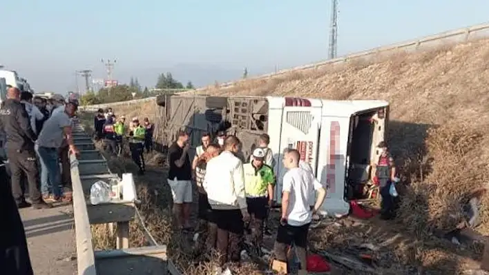 Afyon’da asker adaylarını taşıyan otobüs devrildi: 30 yaralı, 1 ölü var!