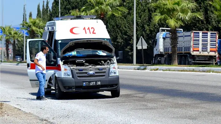 Ambulans yol ortasında bozuldu