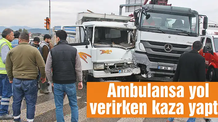 Ambulansa yol verirken kaza yaptı!