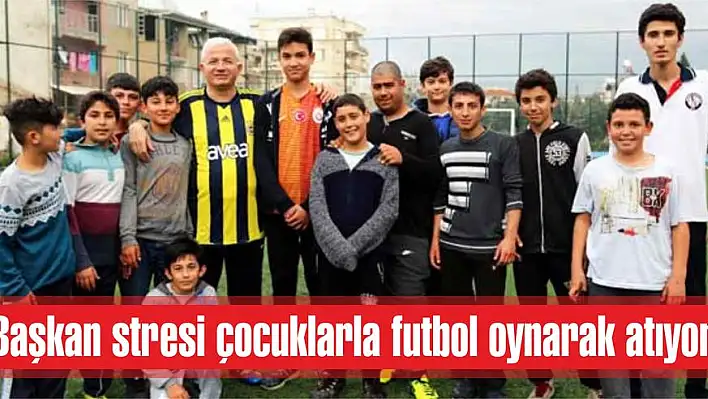 Başkan stresi çocuklarla futbol oynarak atıyor