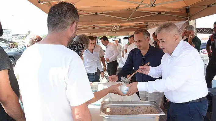 Başkan Tekin ilçe sakinlerine aşure dağıttı