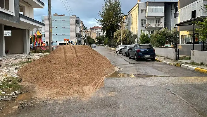 Belediyeden, yola kum döken inşaat firmasına cezai işlem