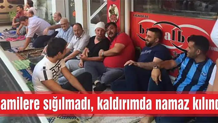 Camilere sığılmadı, kaldırımda namaz kılındı