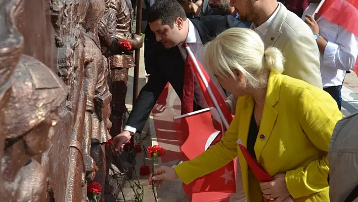 CHP TORBALI ÖRGÜTÜ ATA’NIN HUZURUNA KARANFİL BIRAKTI