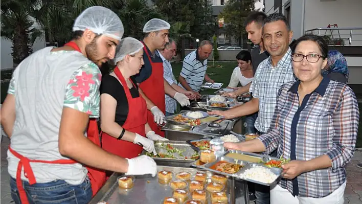 Çınarevleri sitesinde dualarla iftar açıldı