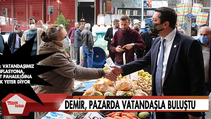 Demir, pazarda esnafla buluştu