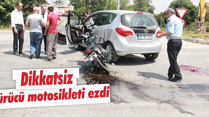 Dikkatsiz sürücü motosikleti ezdi