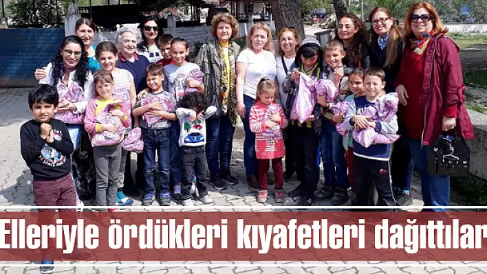 Elleriyle ördükleri kıyafetleri dağıttılar