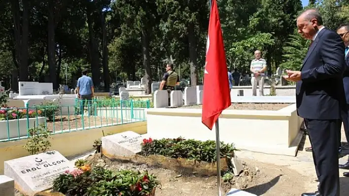 Erdoğan’dan kabir ziyareti: Tek tek dua okudu