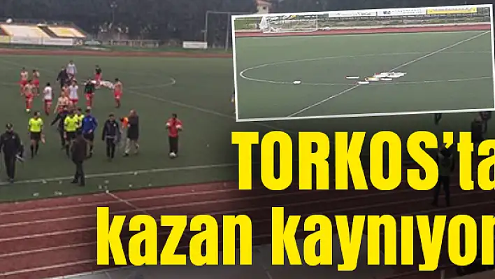 Futbolcular formalarını orta sahaya bıraktı