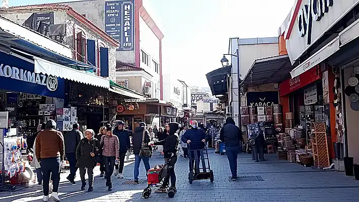 Kemeraltı'nda ekonomik darboğaz: Vitrinler kalabalık, kasalar boş