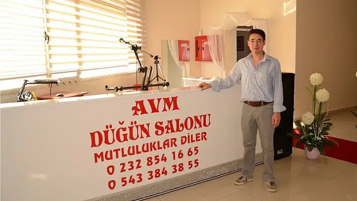 Kendi dügün salonunda hem çaliyor hem söylüyor