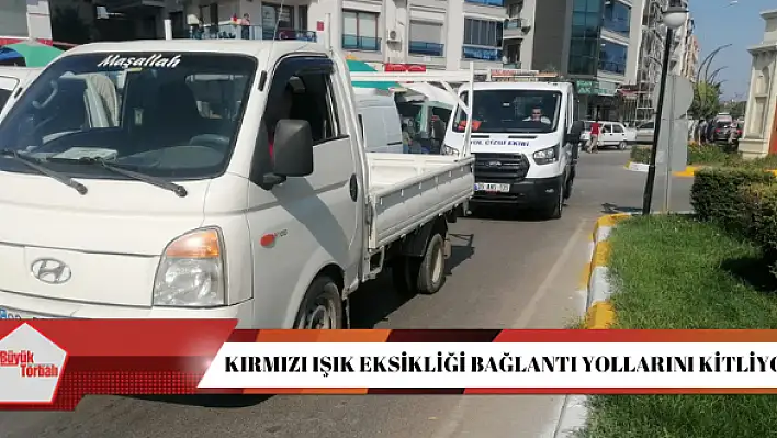 Kırmızı ışık eksikliği bağlantı yollarını kitliyor