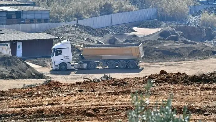 Kurşun fabrikasındaki atıklar Torbalı'ya dökülüyor