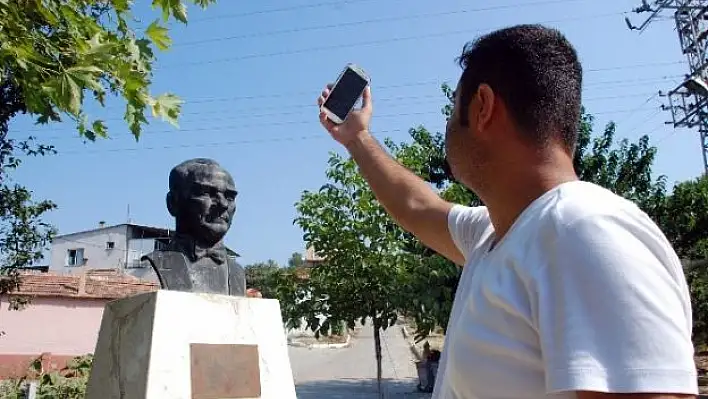 Bu mahallede herkes Atatürk büstüne akın ediyor