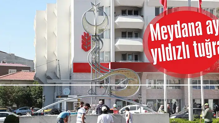 Meydana ay yıldızlı tuğra