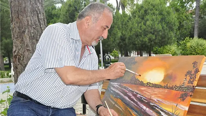 Mutfak, sokak, balkon.. Her yerde resim yapıyor