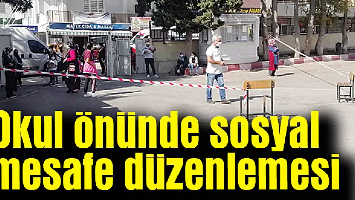 Okul önünde sosyal mesafe düzenlemesi