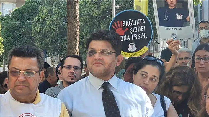 SAĞLIK ÇALIŞANLARI DOKTOR GÜNAY İÇİN PROTESTODA