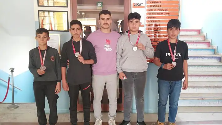 Subaşı Lisesi'nin Deniz'i Çanakkale'ye adını yazdırdı