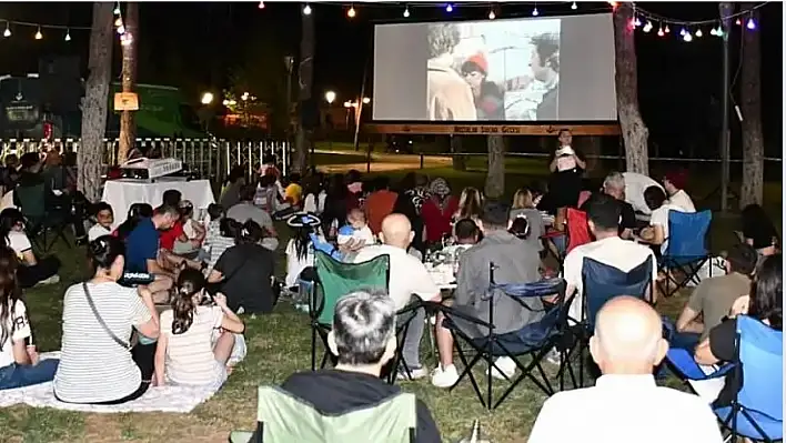 Torbalı'da nostalji sinema geceleri devam ediyor