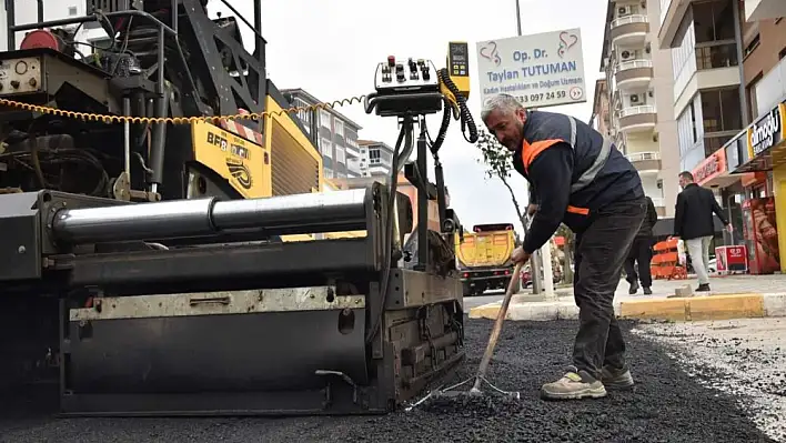 Torbalı’da asfalt seferberliği sürüyor: 'Bozuk yol kalmayacak'