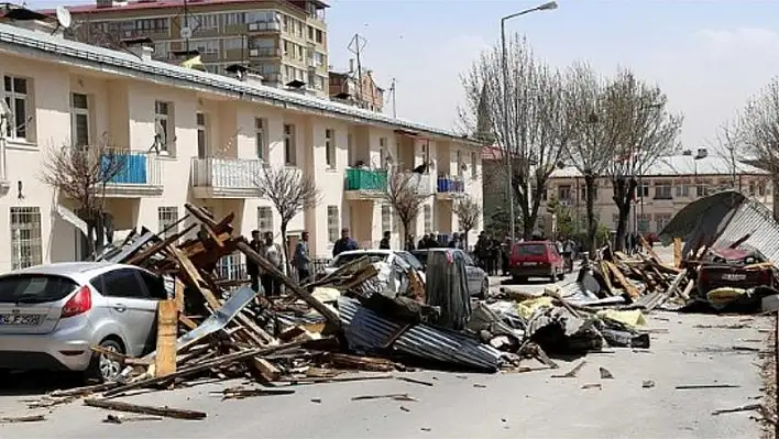 Türkiye fırtınayla boğuşuyor: 4 can aldı!