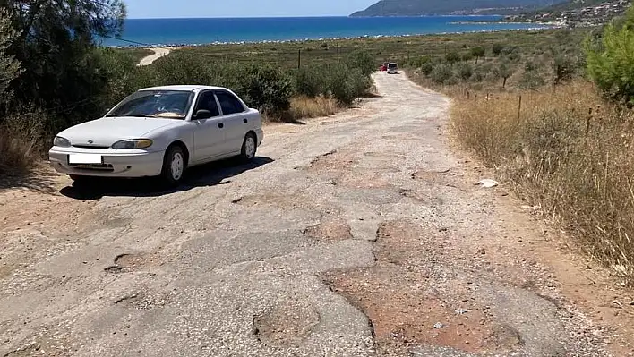 VATANDAŞ ZEYTİNKÖY PLAJINA ULAŞAMIYOR BÜROKRASİ NEDENİYLE YOL ASFALTLANAMIYOR