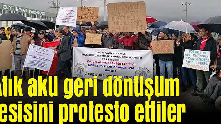 Yağmur altında slogan attılar