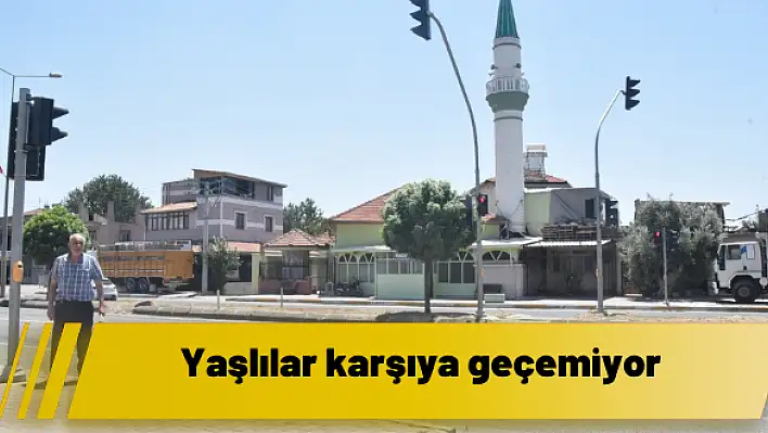 Yaşlılar karşıya geçemiyor