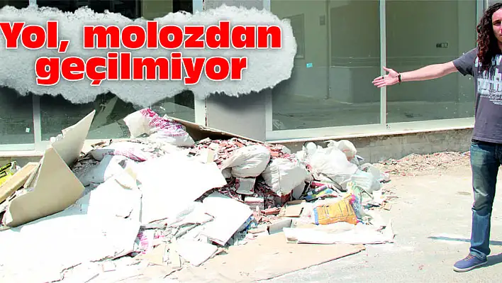 Yol, molozdan geçilmiyor