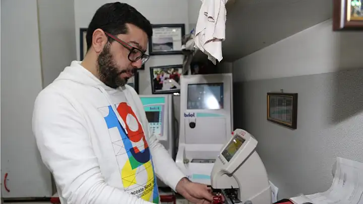 Teknolojiyi gözlükte kullanıyor